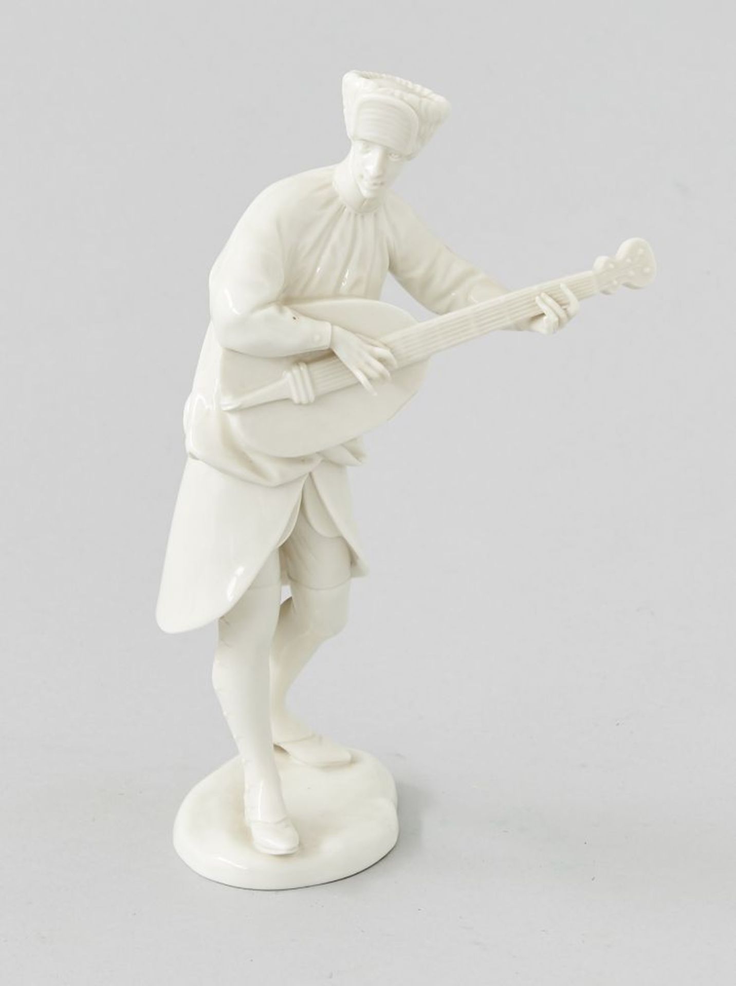 Porzellanfigur NymphenburgMann mit Gitarre, weiß, unten Pressmarke und grüne Marke Nymphenburg. Höhe