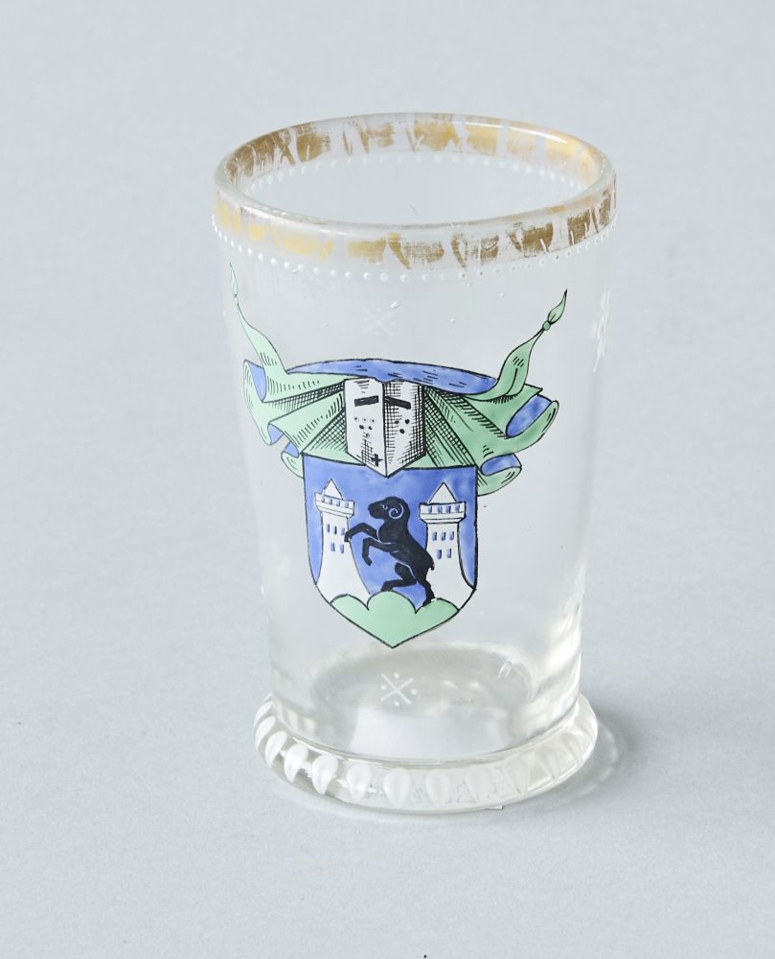 Becher, süddeutschGlasbecher mit Abriss, süddeutsch, mit blau-grünem Wappen. Höhe 11 cm