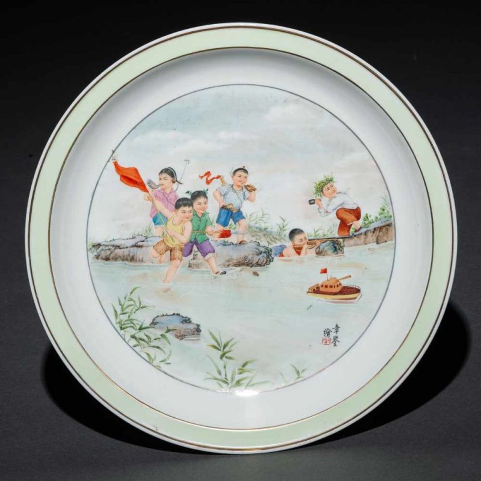 "Niños jugando en el rio" Plato circular en porcelana china pintado a mano. Trabajo Chino, Siglo