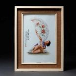 "Bailarina con abanico" Placa rectangular en porcelana china pintada a mano. Trabajo Chino, Siglo