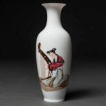 "Dama con Arpa" Jarrón en porcelana china. Trabajo Chino, Siglo XXMarca en la base.Buen estado de