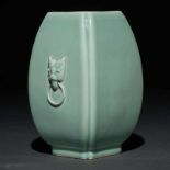 Jarrón en porcelana china de celadón. Trabajo Chino, Siglo XIX-XXMarca en la base.Buen estado de