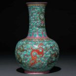 "Dragones imperiales en ambiente celestial" Jarrón en porcelana china familia rosa. Trabajo Chino,