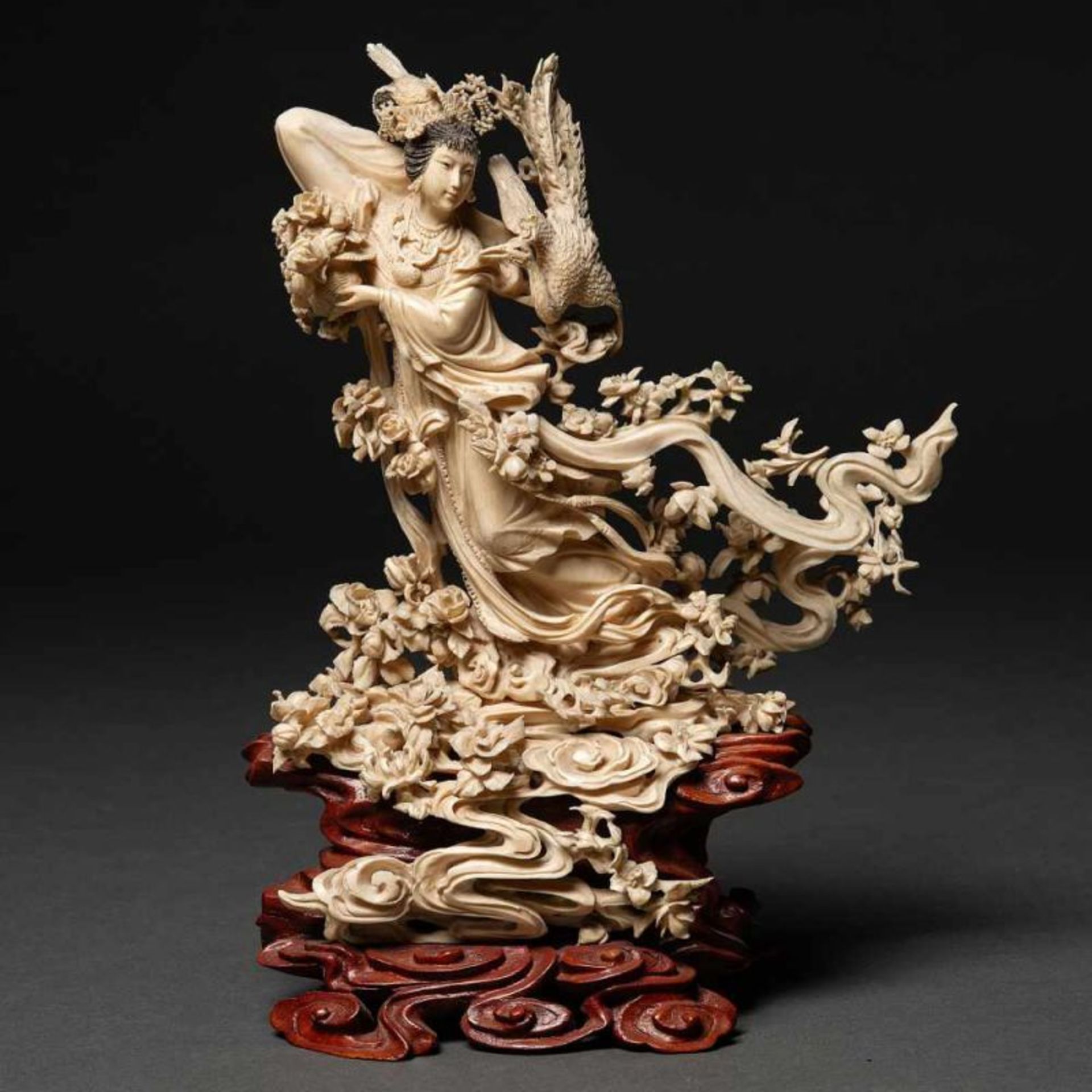 "Dama con Grulla" Grupo escultórico en marfil tallado. Trabajo Chino, Siglo XIX-XXLa pieza apoya