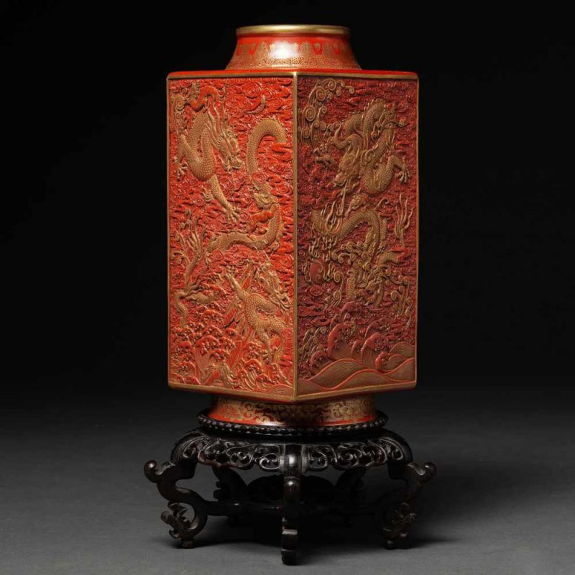 Jarrón en porcelana china simulando laca roja. Trabajo Chino, Siglo XXDecorado con escenas de dragón