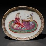 "Dama tomando el té" Bandeja en porcelana compañía de Indias del siglo XVIIIBuen estado de