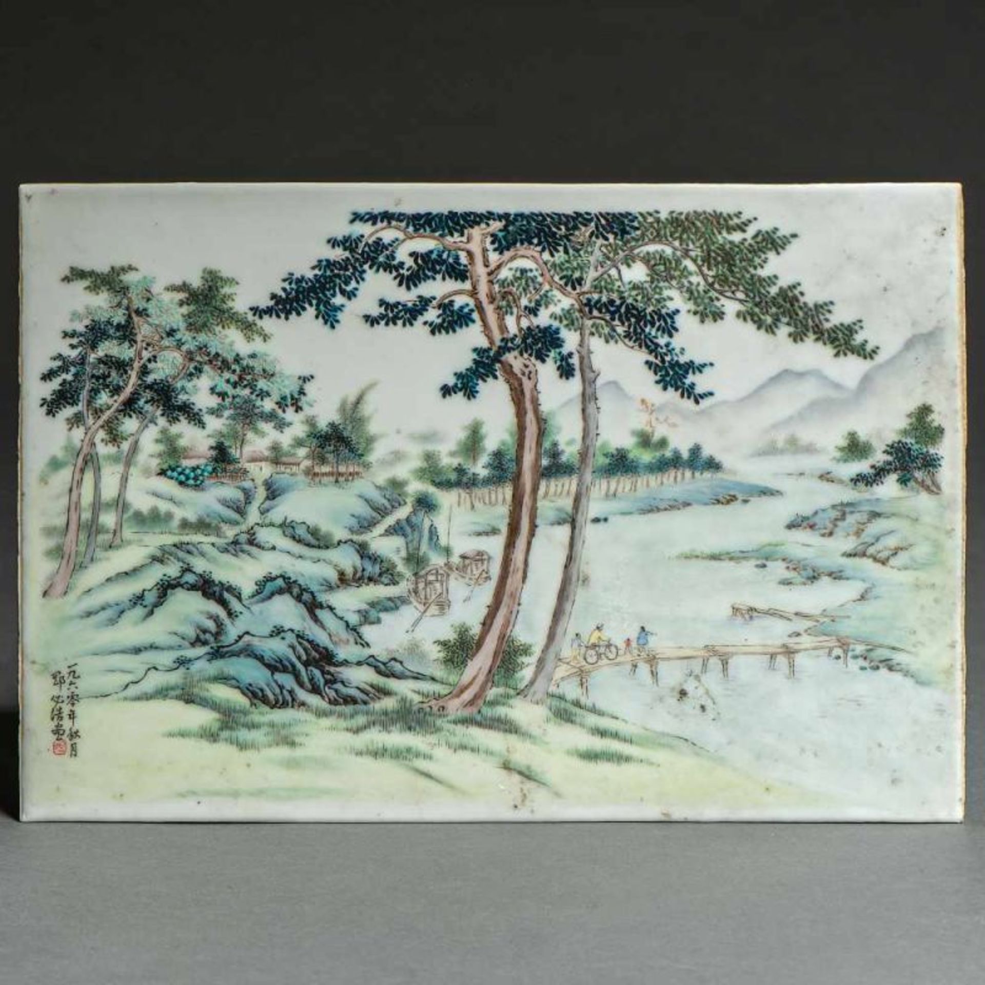 Placa rectangular en porcelana China. Trabajo Chino, Siglo XIX-XXDecorada con escena fluvial y