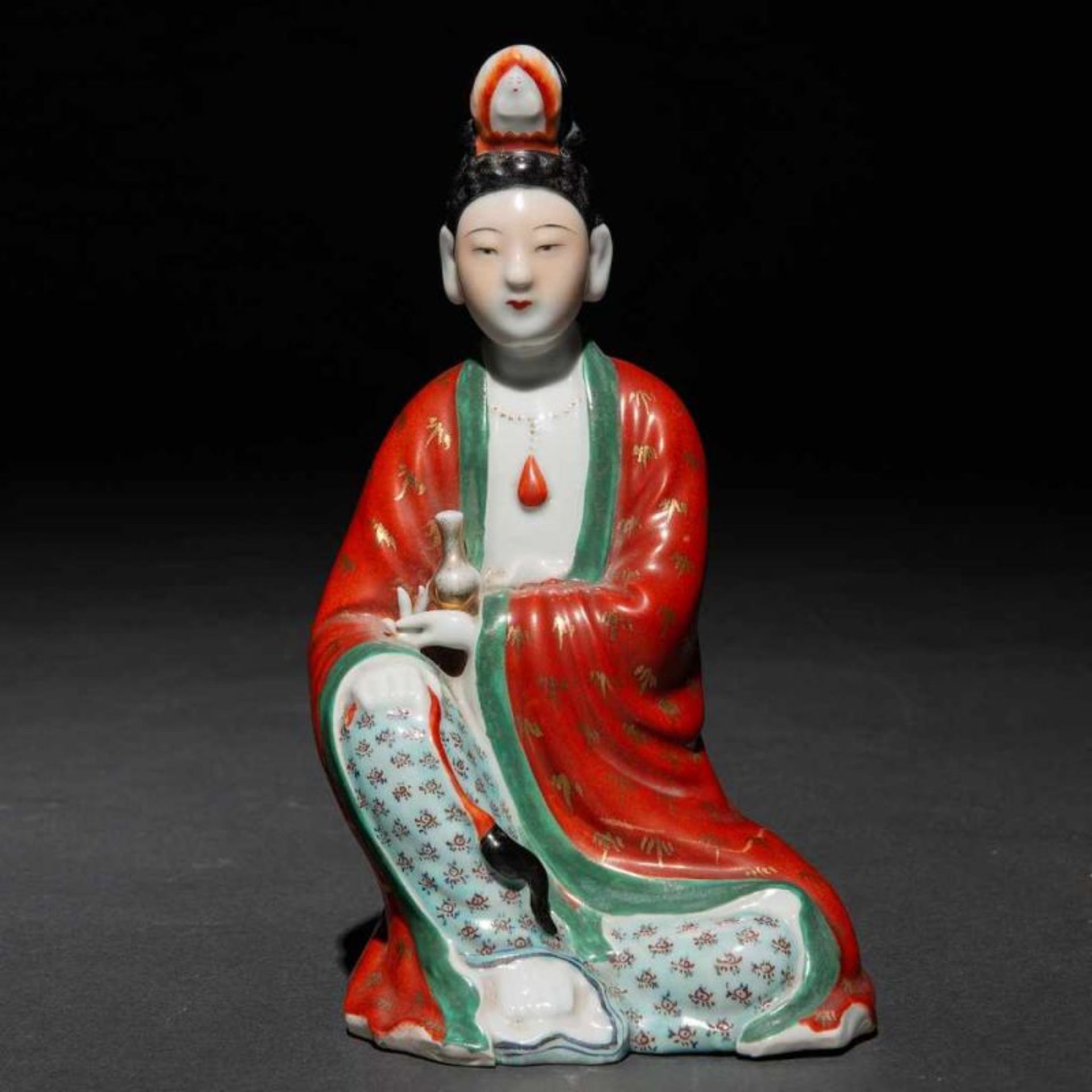 "Guanyin" Figura escultórica realizada en porcelana china. Trabajo Chino, Siglo XXMarca en la base.
