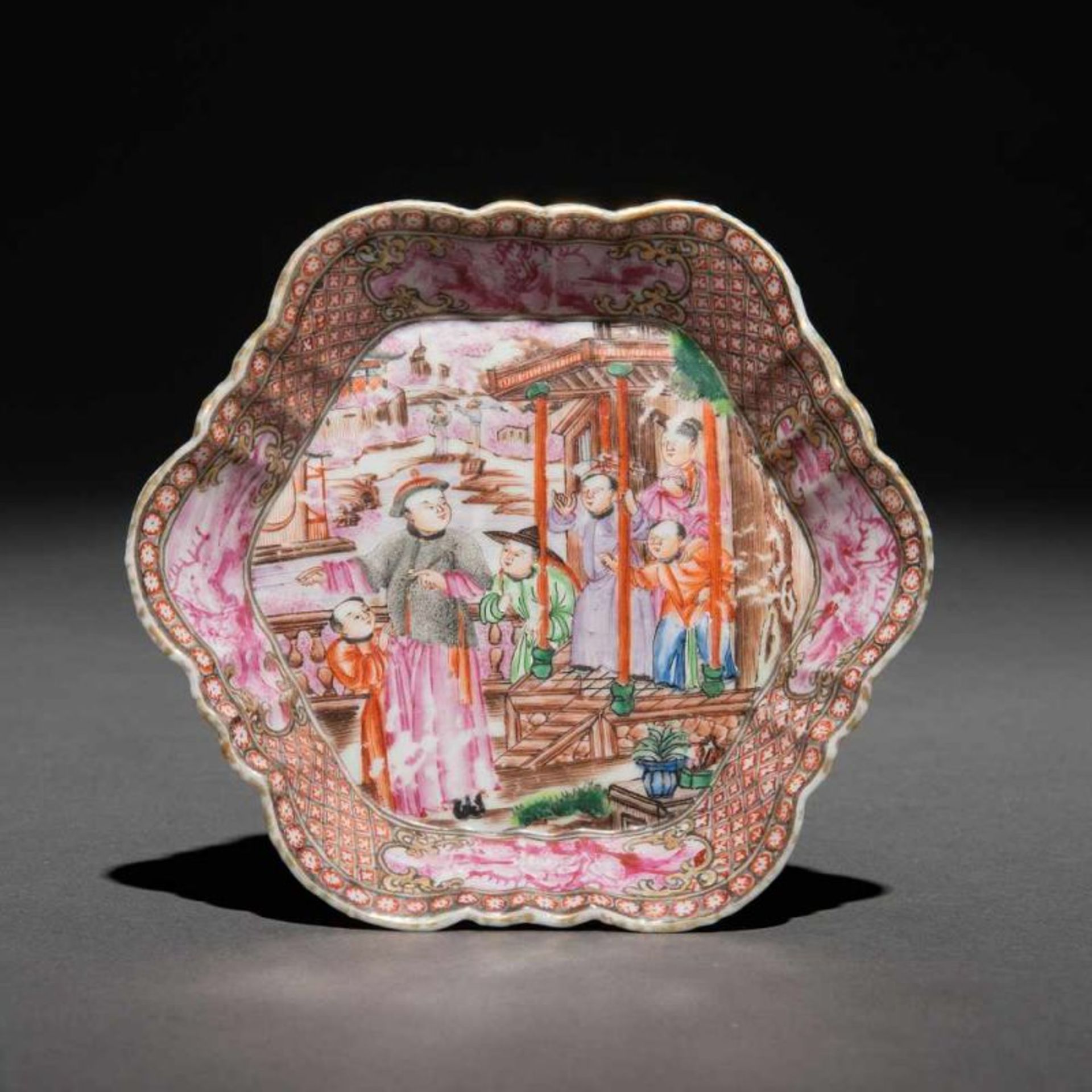 Plato en porcelana china serie mandarín. Trabajo Chino, Siglo XVIIIPresenta perfil polilobulado y