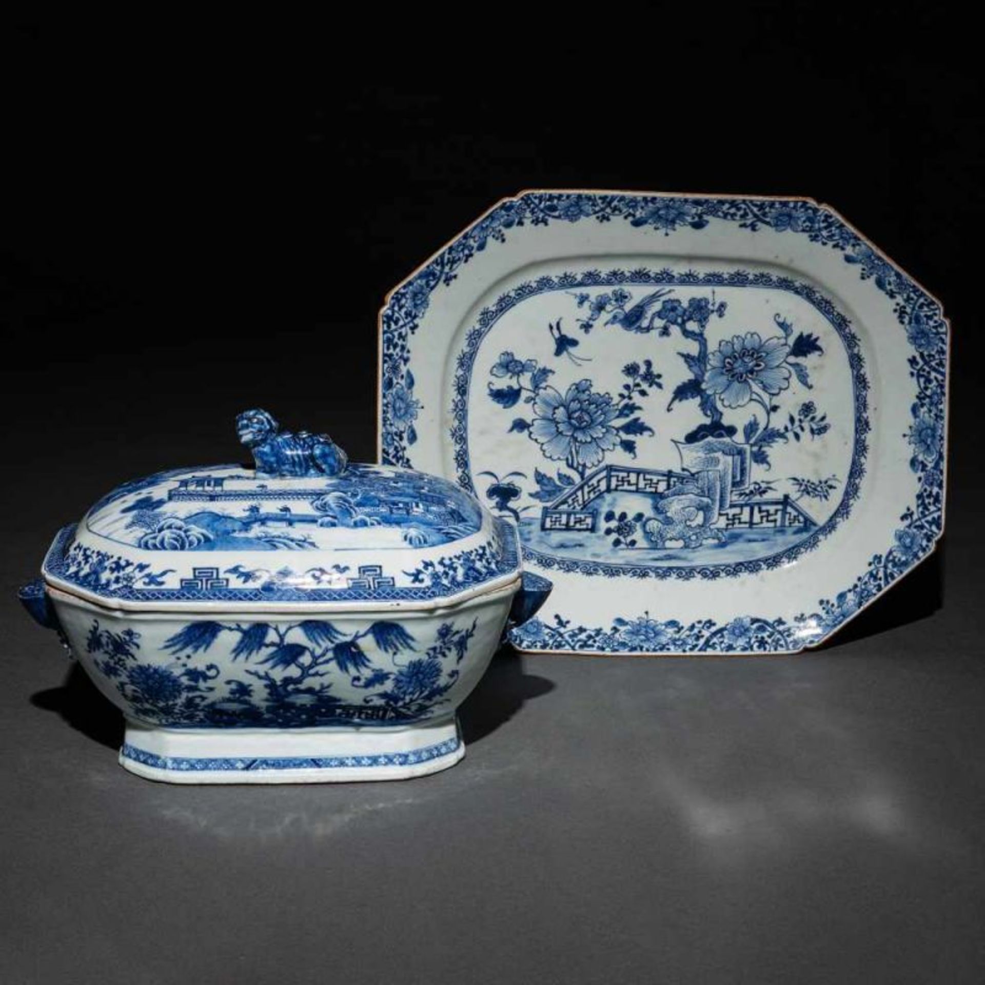 Sopera y bandeja en porcelana china azul y blanca. Finales del siglo XVIIIDecorada con escenas