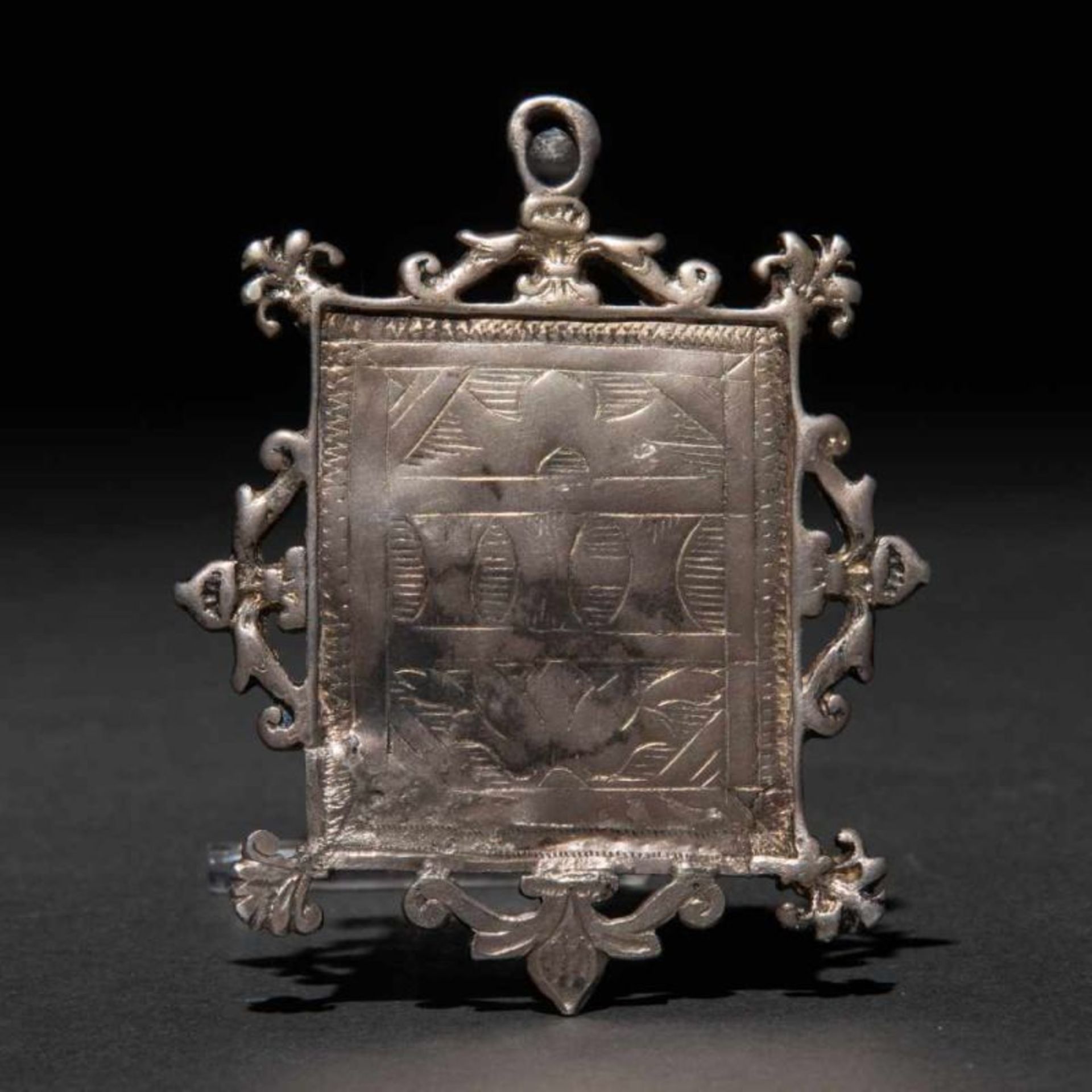 Medalla de Paterna en plata del siglo XVIPresenta decoración grabada.8,5 x 6 cms.