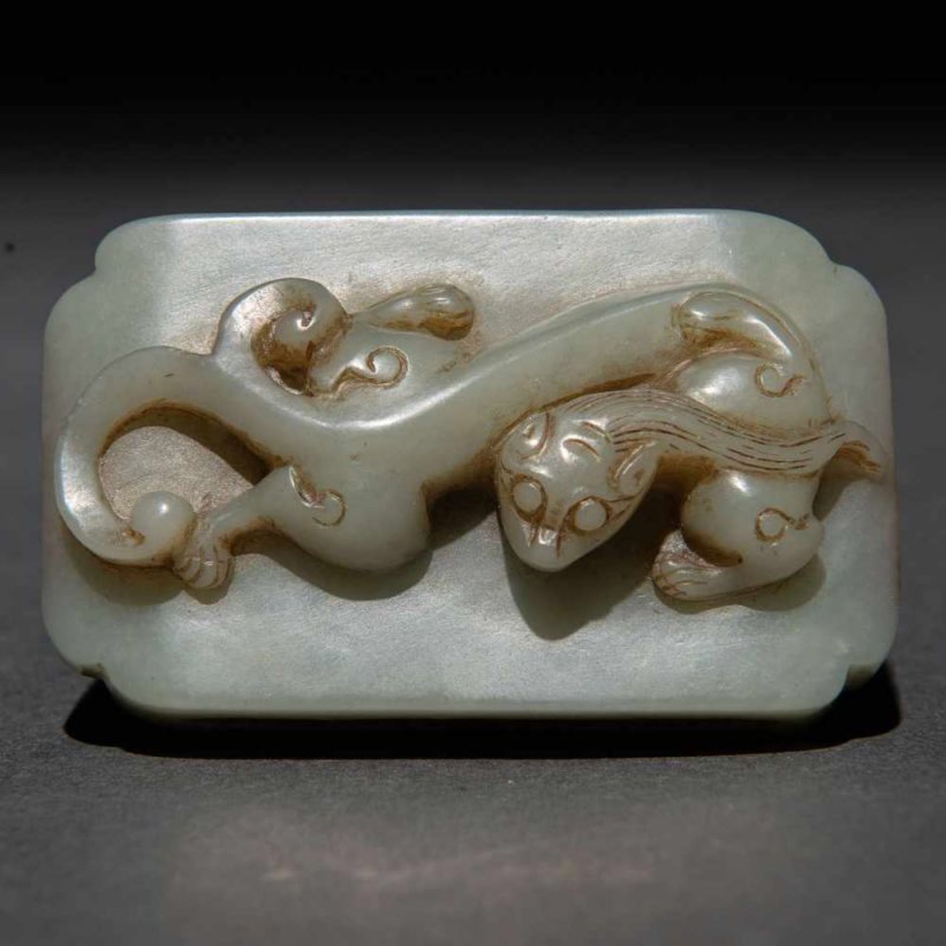 Ornamento Chino realizado en jade. Trabajo Chino, Siglo XIX-XXDecorado con dragón en relieve.Buen