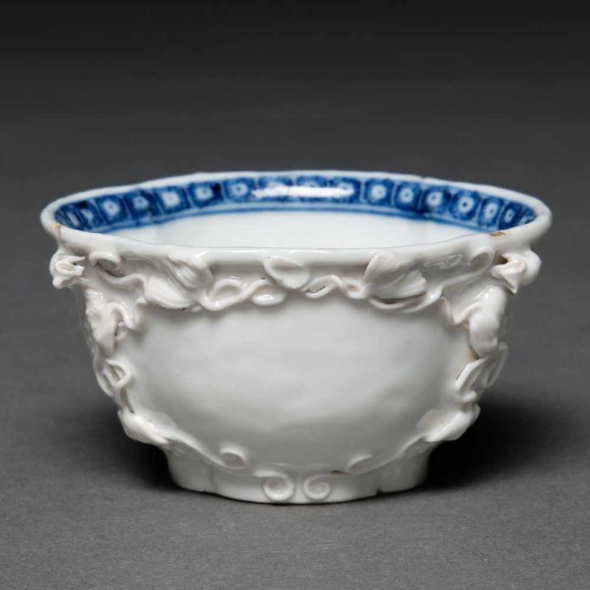 Tazita en porcelana china de color blanco con cenefa interior en azul. Siglo XVIIIDecoración de