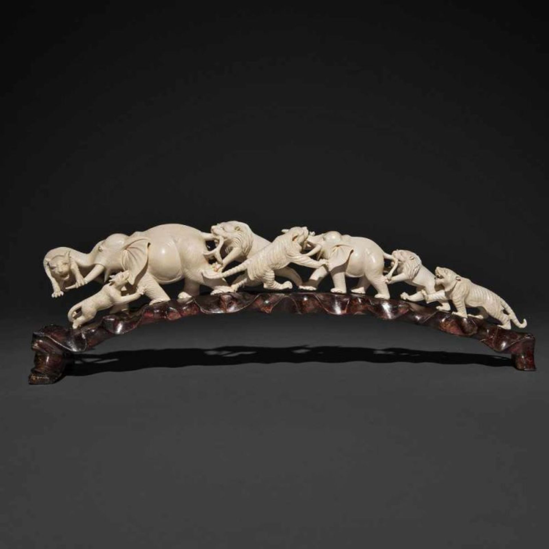 " Lucha entre Elefantes y Tigres" Grupo escultórico en marfil tallado.Apoya sobre base de madera.