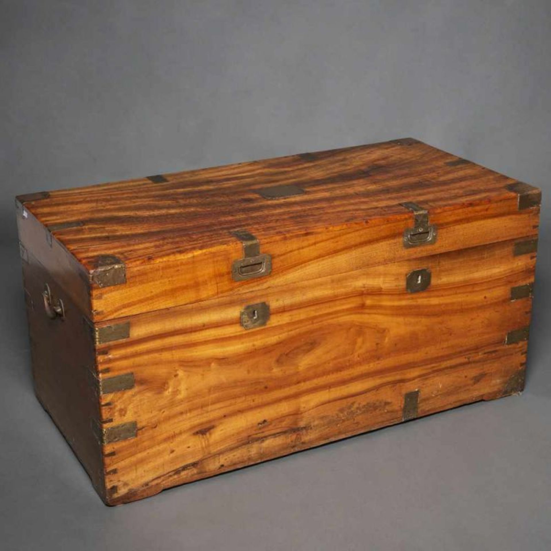 Baúl en madera de alcanfor del siglo XIXPresenta aplicaciones y toradores en latón.Buen estado de
