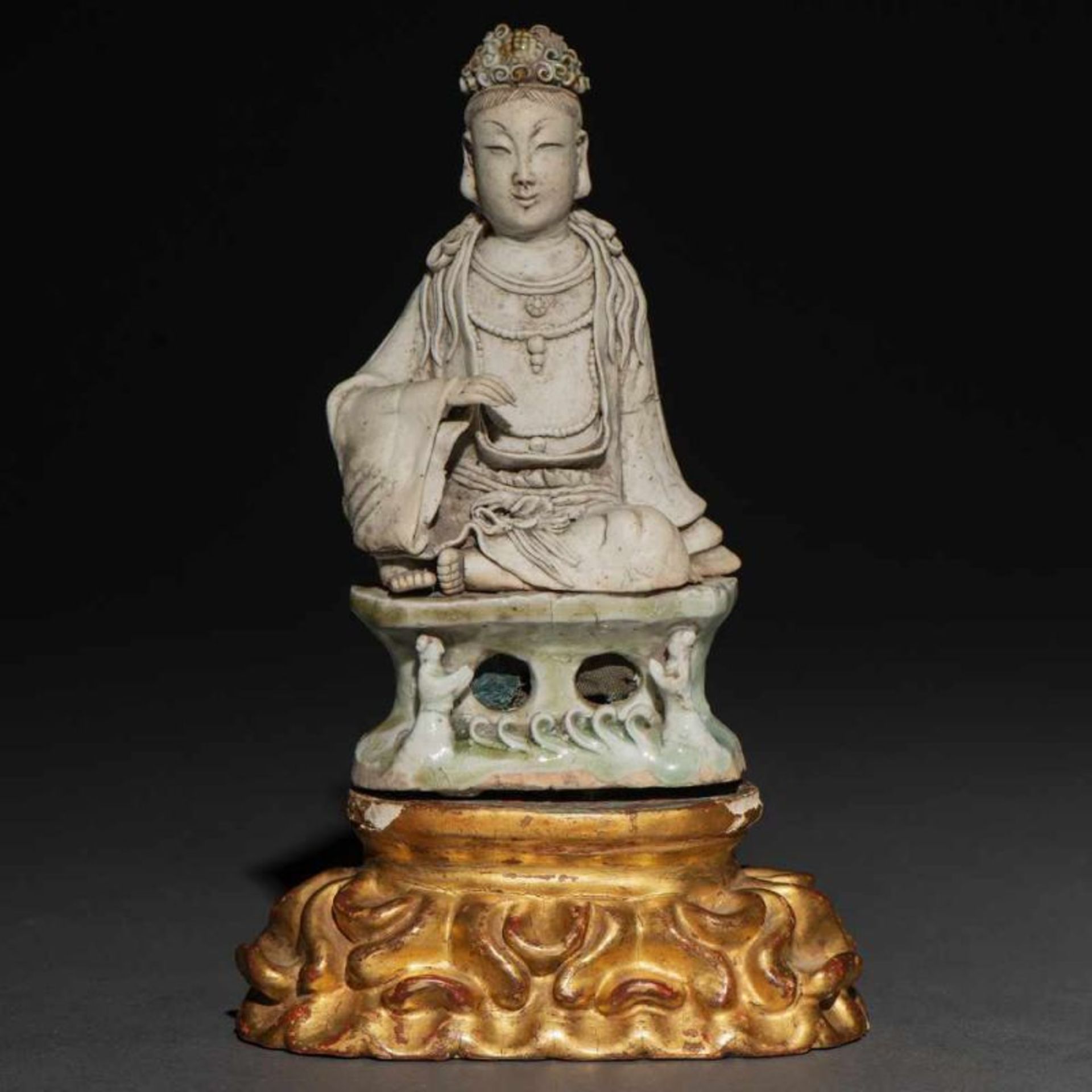 "Guanyin" Figura escultórica realizada en porcelana con restos vidriados. Trabajo Chino, Siglo