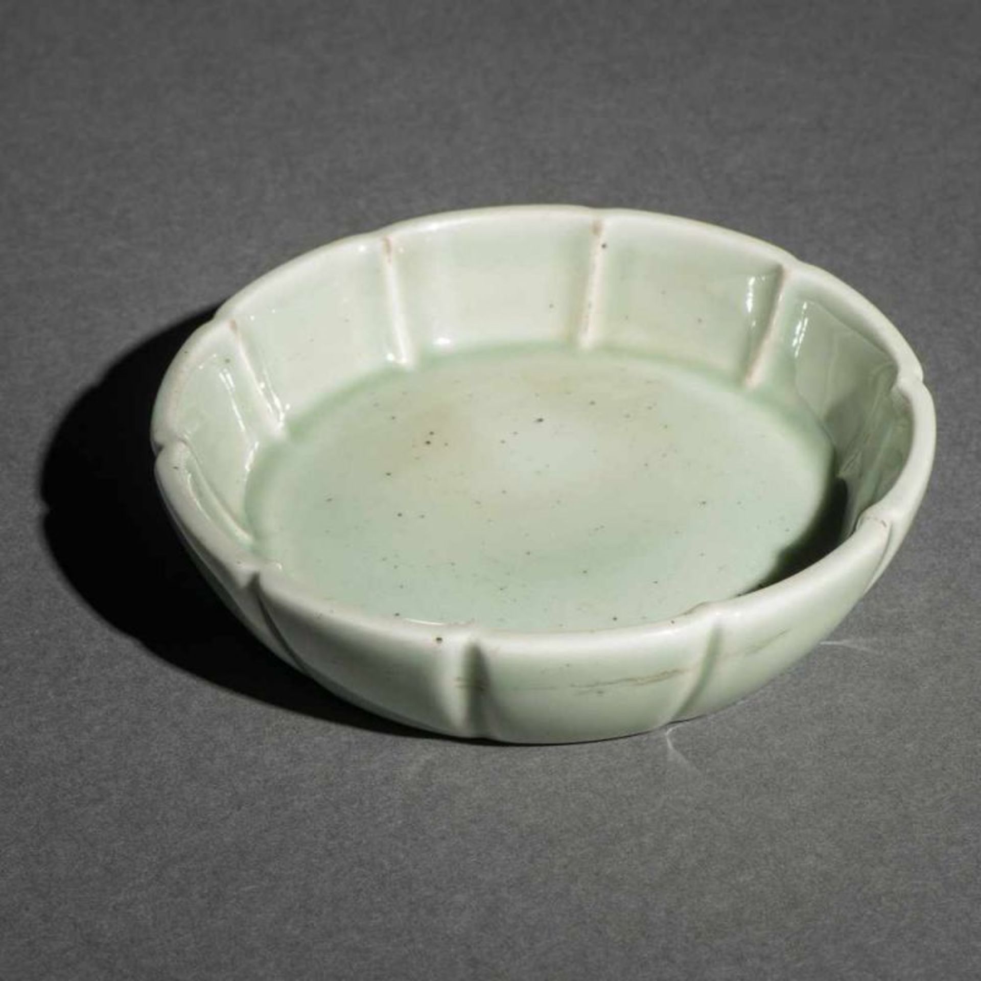 Plato en porcelana China de celadon. Trabajo Chino, Siglo XIX-XXMarca en la base.Buen estado de