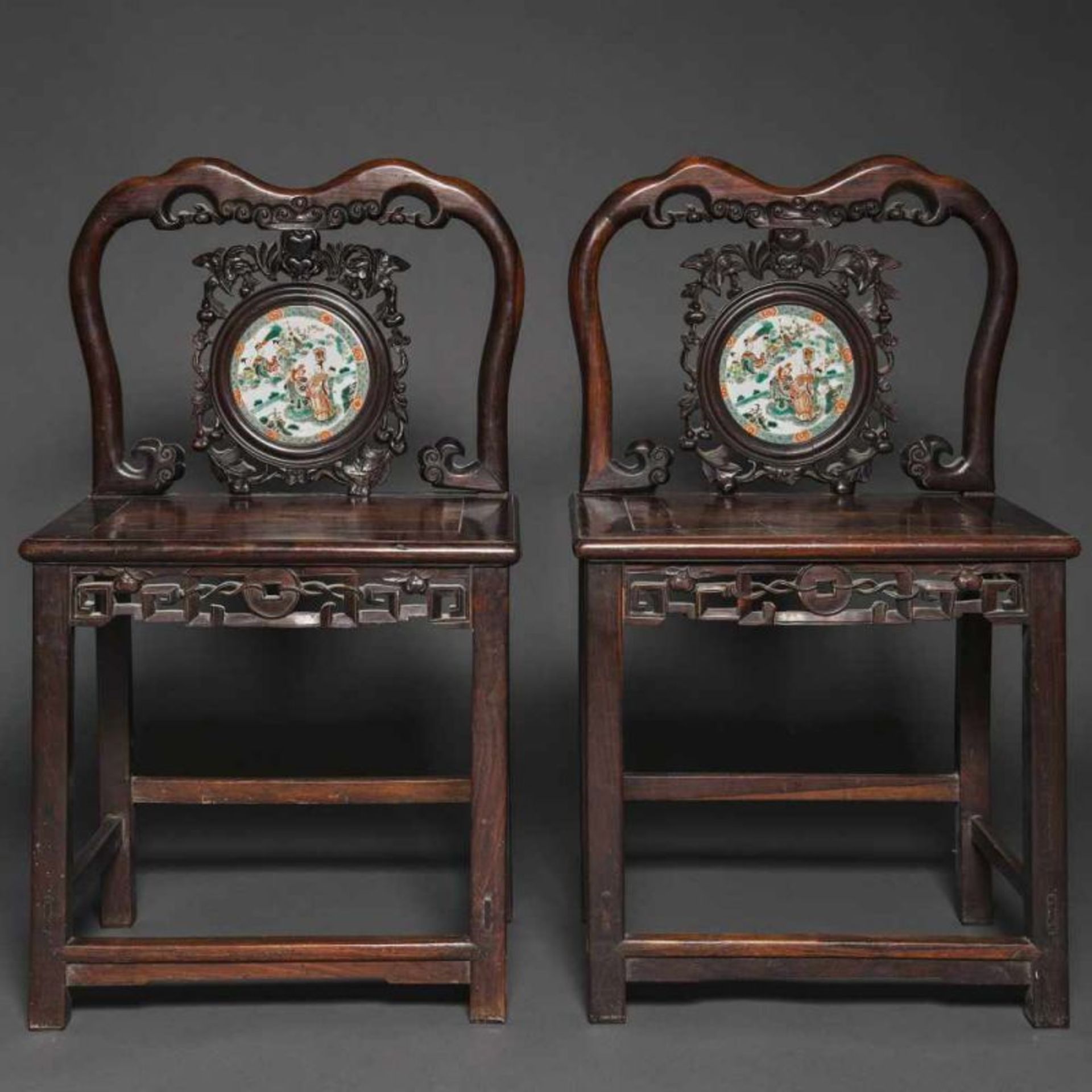 Pareja de sillones chinos en madera tallada con tondo circular en porcelana china familia verde.