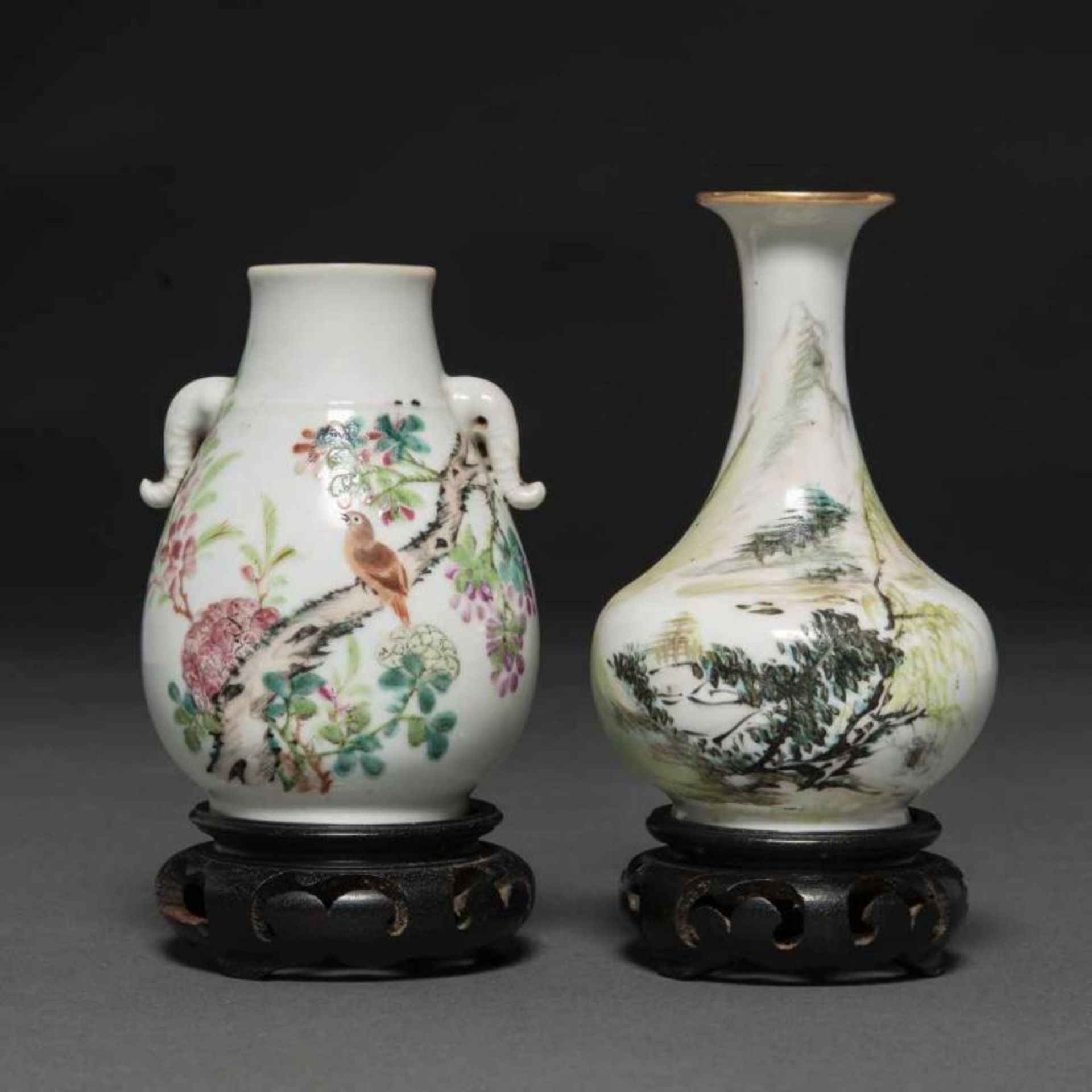 Conjunto de dos jarroncitos en porcelana china. Trabajo Chino, Siglo XXUno de ellos presenta pelo en