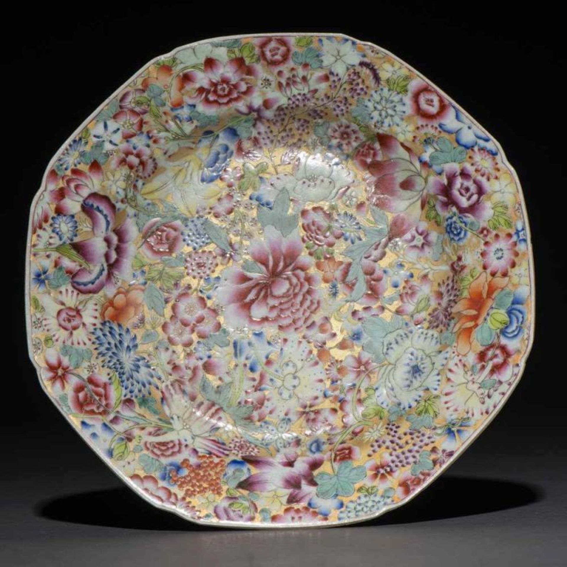 Plato en porcelana china Mileflori. Trabajo Chino, Siglo XIXDecorado con profusa decoración floral.