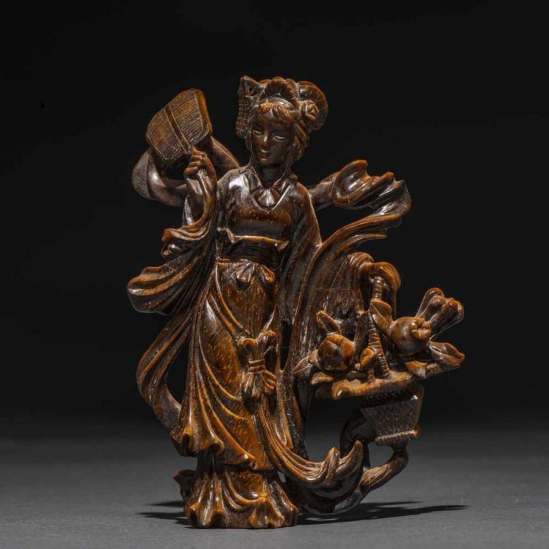 "Dama con Pay-Pay y cesta de Flores"Figura escultórica realizada en piedra de ojo de tigre.Buen