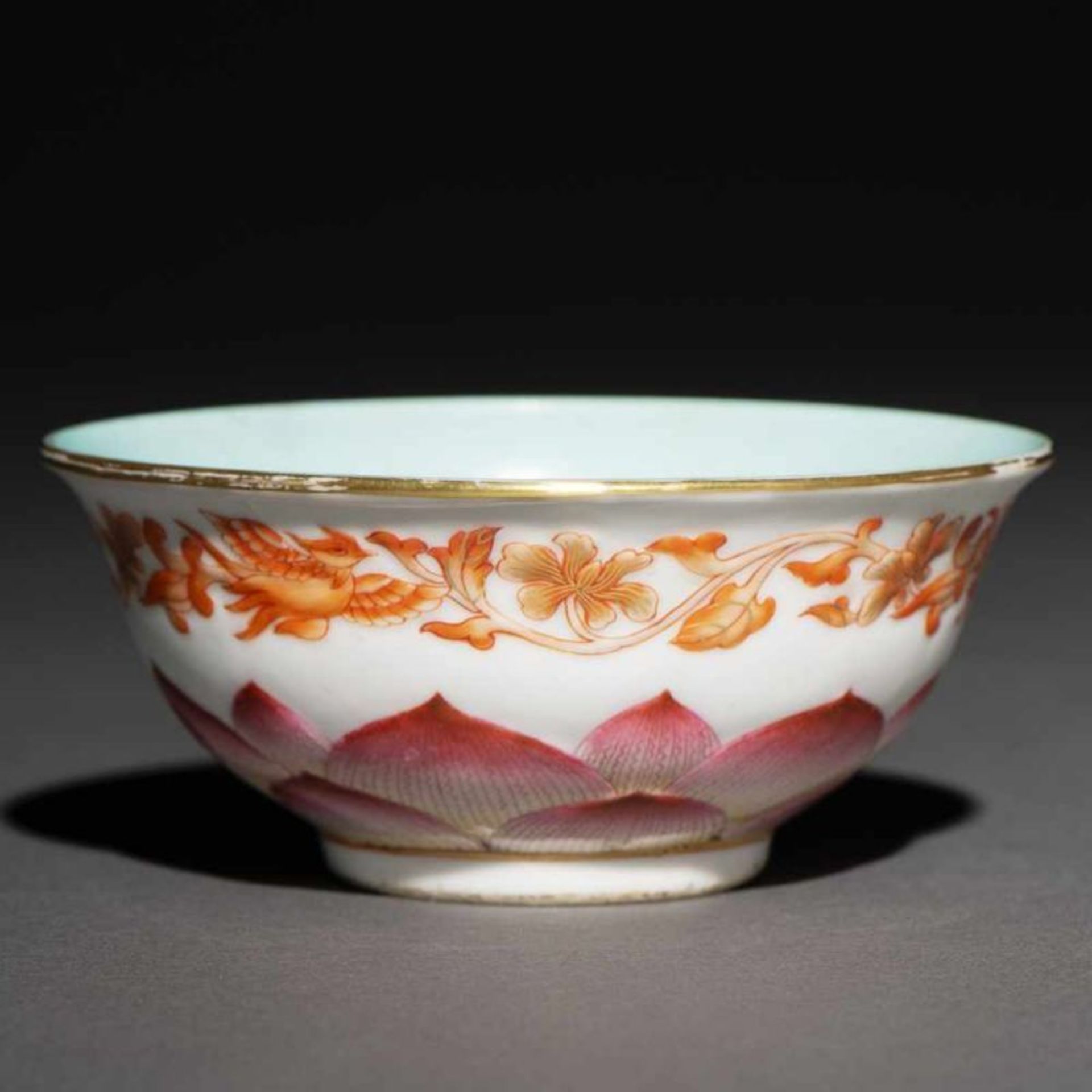 Cuenco en porcelana china pintado a mano. Trabajo Chino, Siglo XIX-XXPresenta decoración de flor