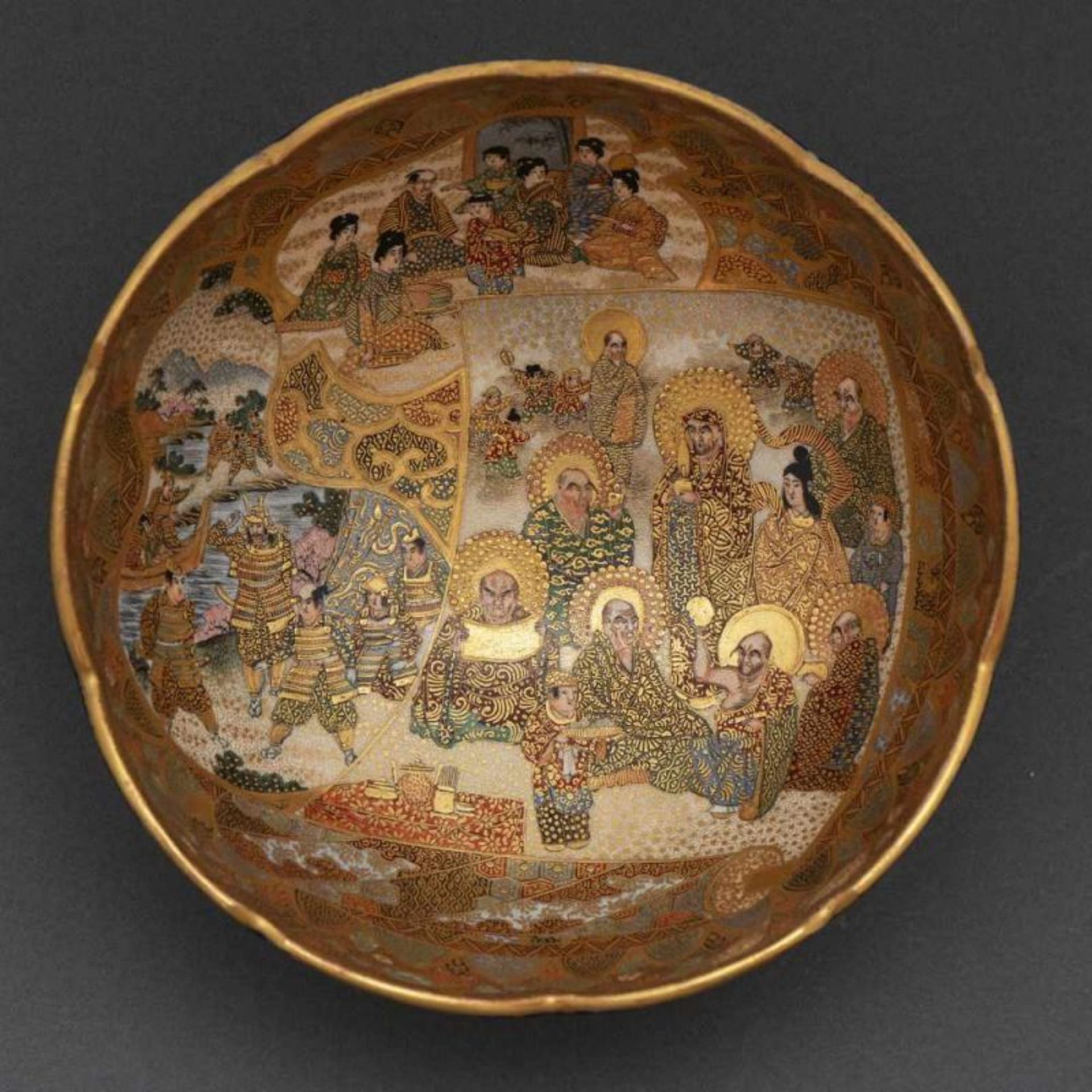 Bowl Japonés en porcelana Japonesa Satsuma. Trabajo Japonés, Siglo XIXDecorado con ancianos de la