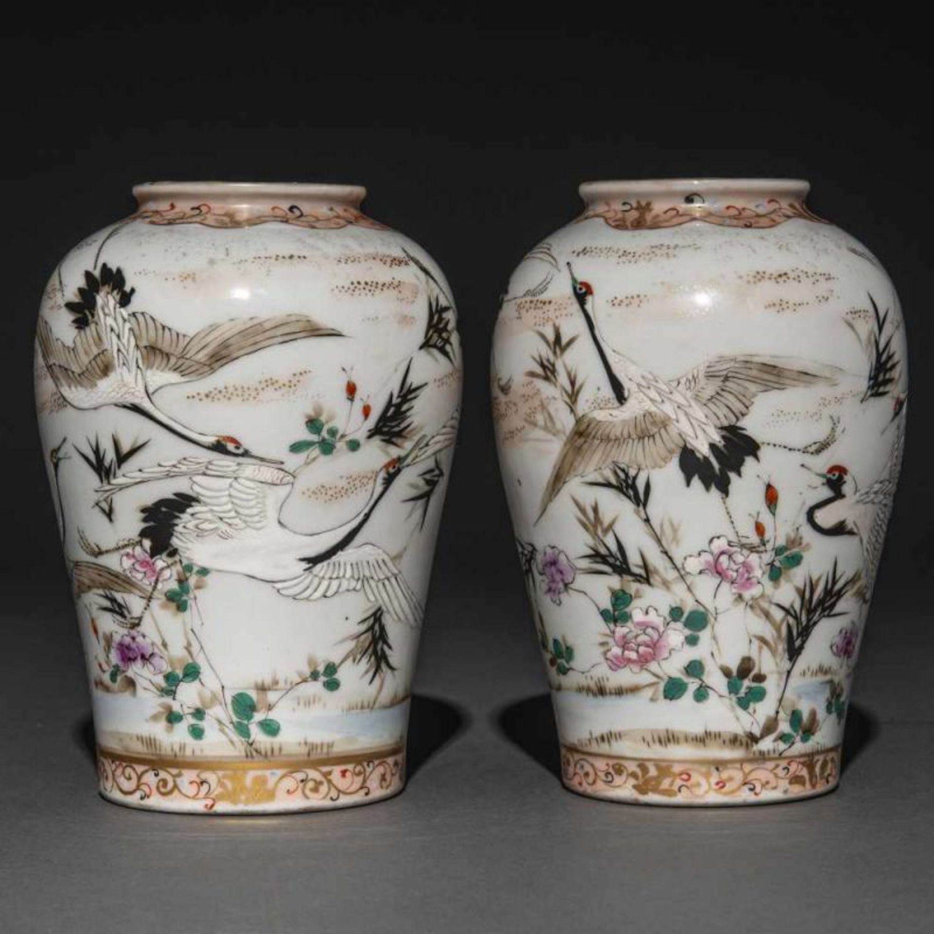 Pareja de jarrones en porcelana japonesa. Trabajo Japonés, Periodo Kutani, h. 1900Decorados con aves