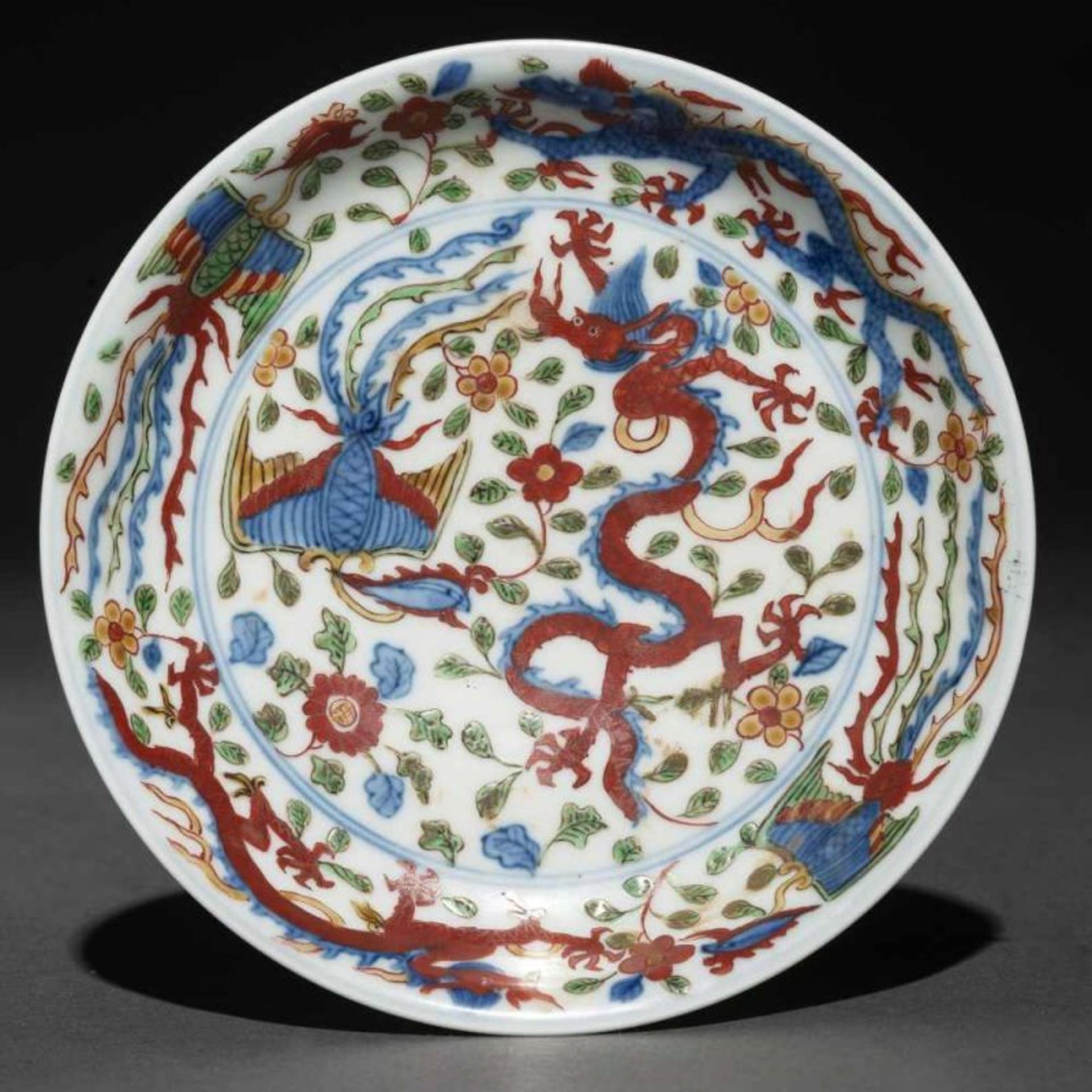 "Dragón y Ave Fénix" Plato en porcelana china. trabajo Chino, Siglo XIX-XXDecorado con dragones