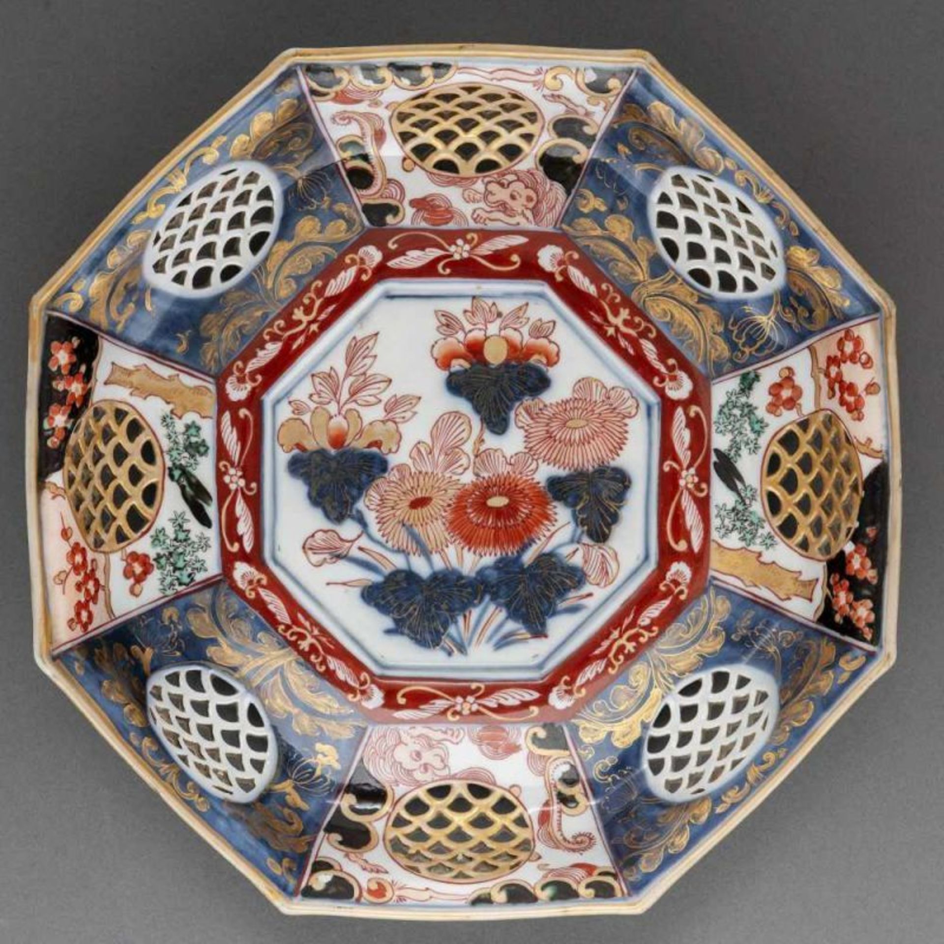 centro poligonal en porcelana Japonesa Imari. Siglo XIXDecorado con motivos florales y celosias.Buen
