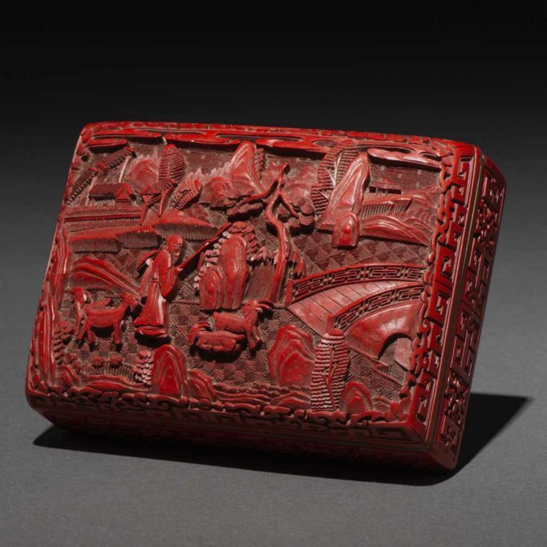 Caja China rectangular en laca roja. Trabajo Chino, Siglo XXDecorado con escenas de la vida