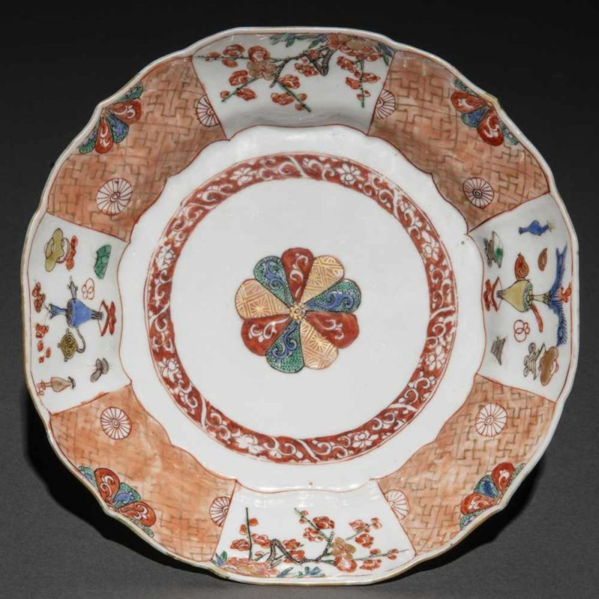 Plato en porcelana Imari, Siglo XIXPresenta borde de perfil mixtilíneo decorado con motivos