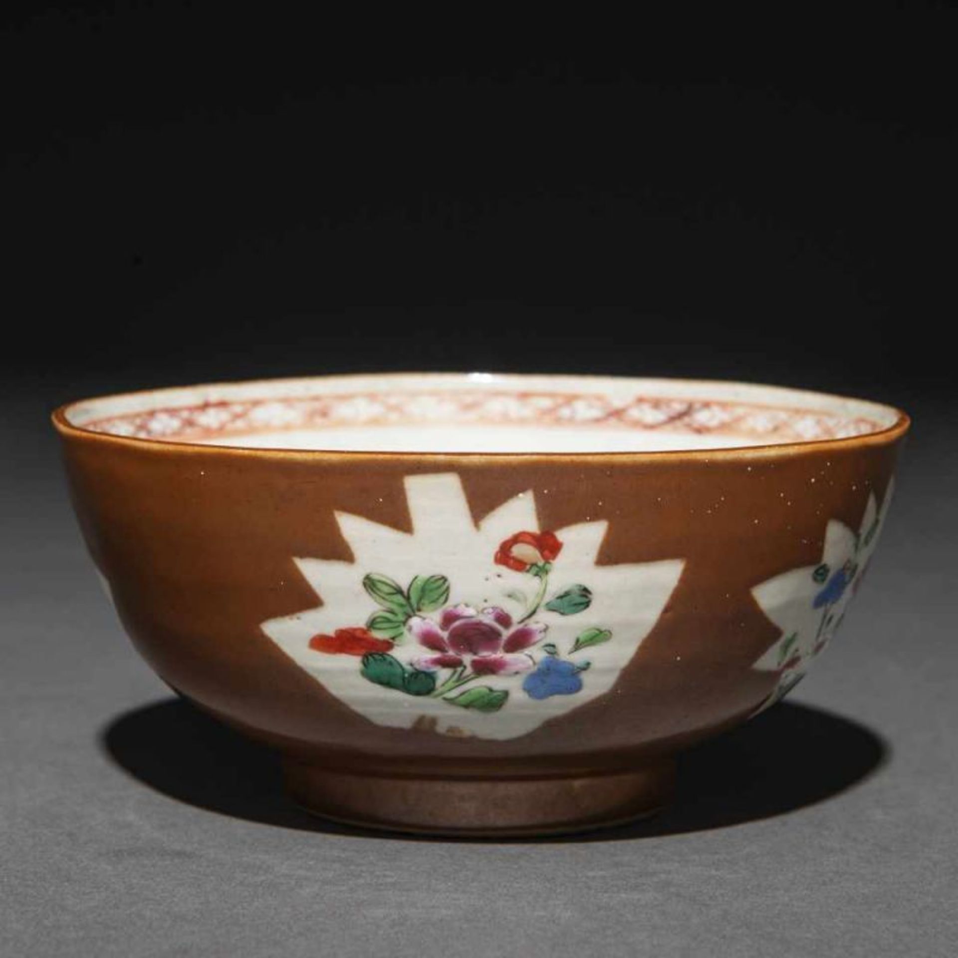 Bowl en porcelana china. Trabajo Chino, Siglo XIXDecorado con motivos florales.Buen estado de