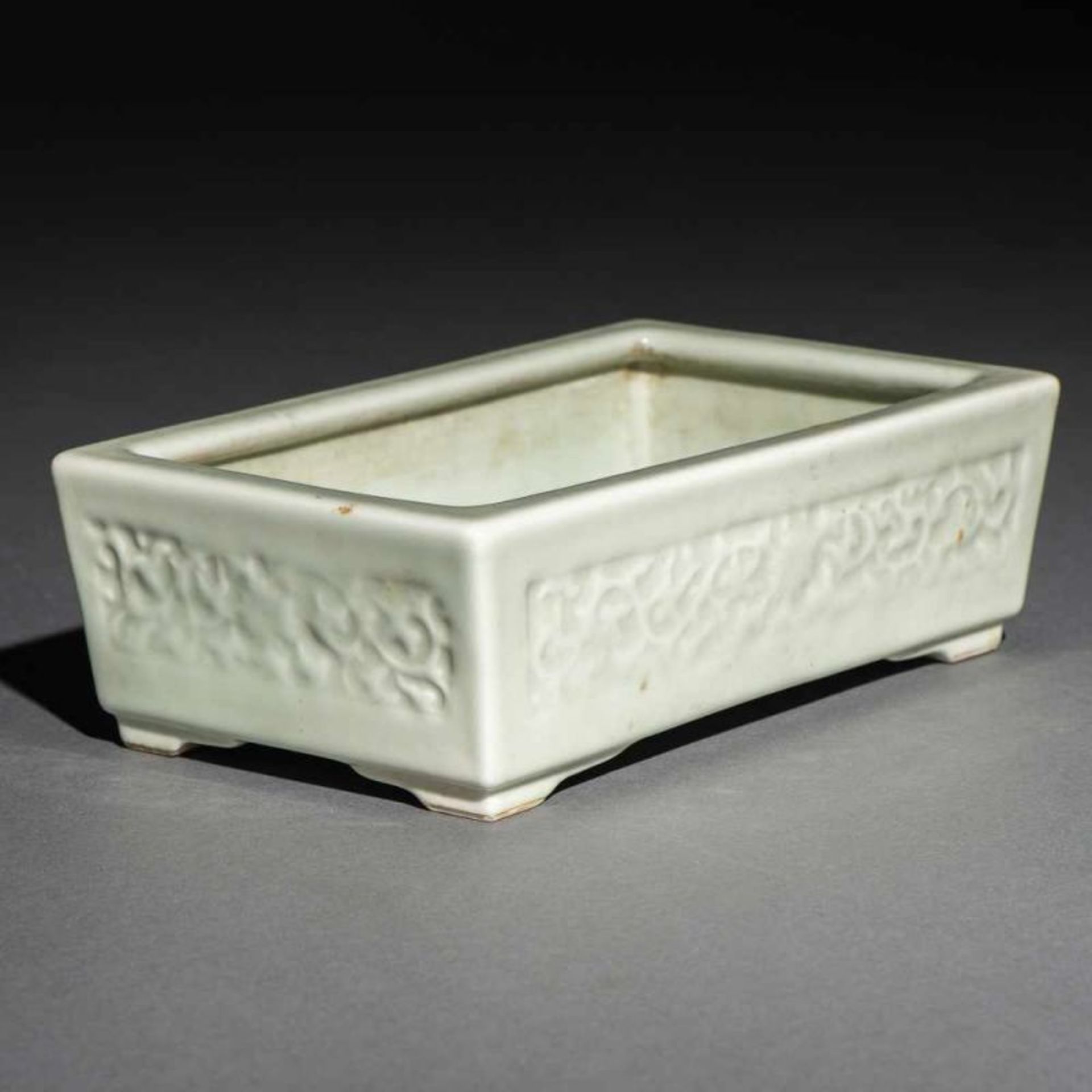 Jardinera rectangular en porcelana china de celador. Trabajo Chino, Siglo XIX-XXPresenta