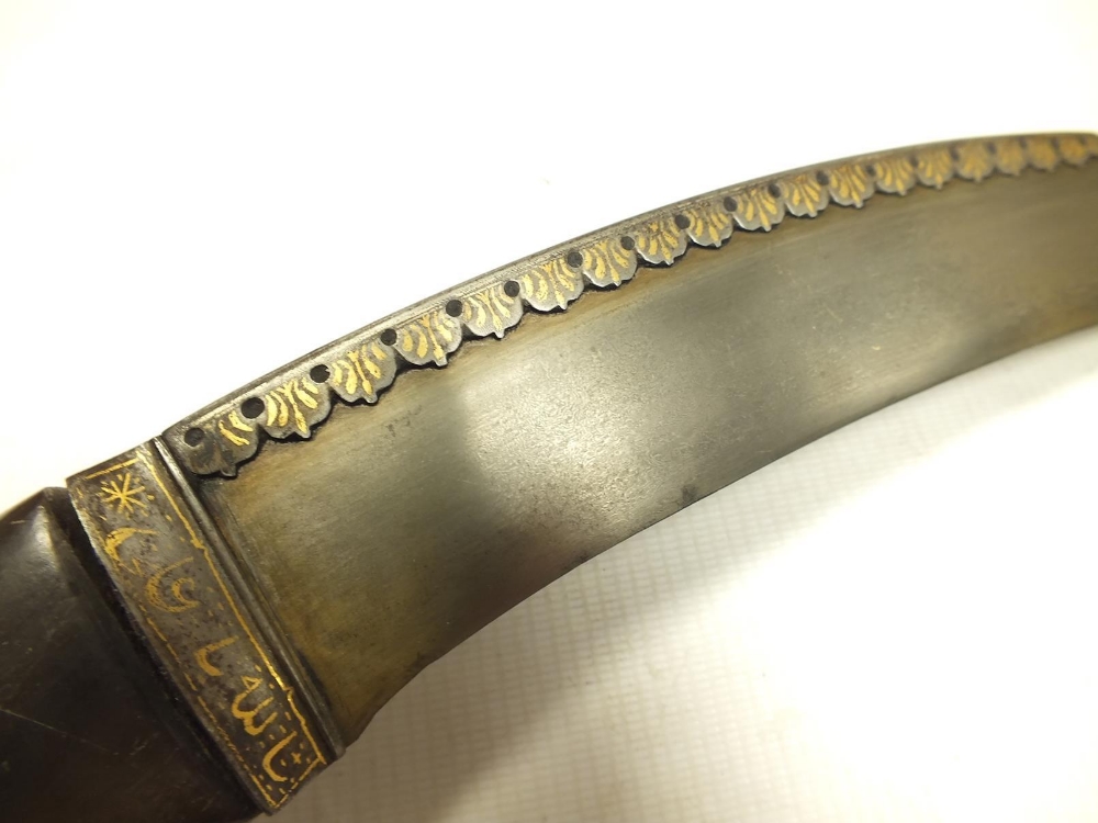 A 19TH CENTURY MUGHAL INDIAN HORN HILTED KHANJAR, 32.75cm Wootz damascus blade with foliate - Image 3 of 9