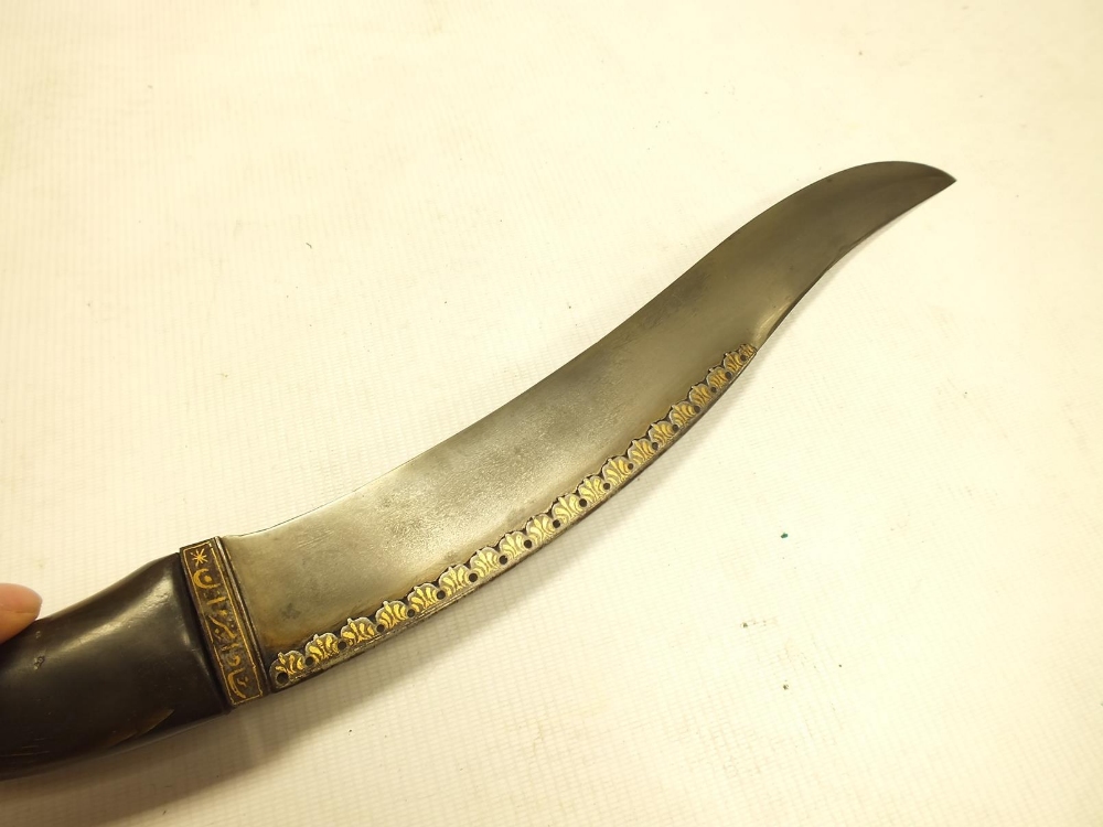 A 19TH CENTURY MUGHAL INDIAN HORN HILTED KHANJAR, 32.75cm Wootz damascus blade with foliate - Image 4 of 9