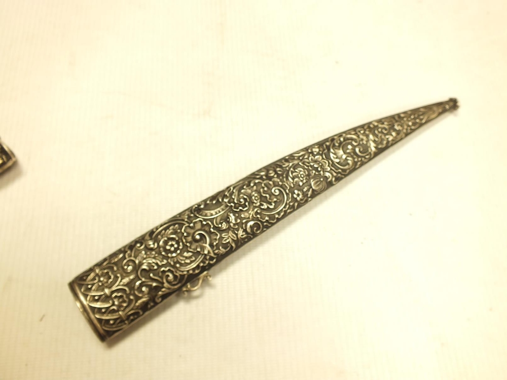 A FINE QUALITY 19TH CENTURY EUROPEAN MADE OTTOMAN JAMBIYA, 21cm damascus blade with broad shallow - Image 10 of 11