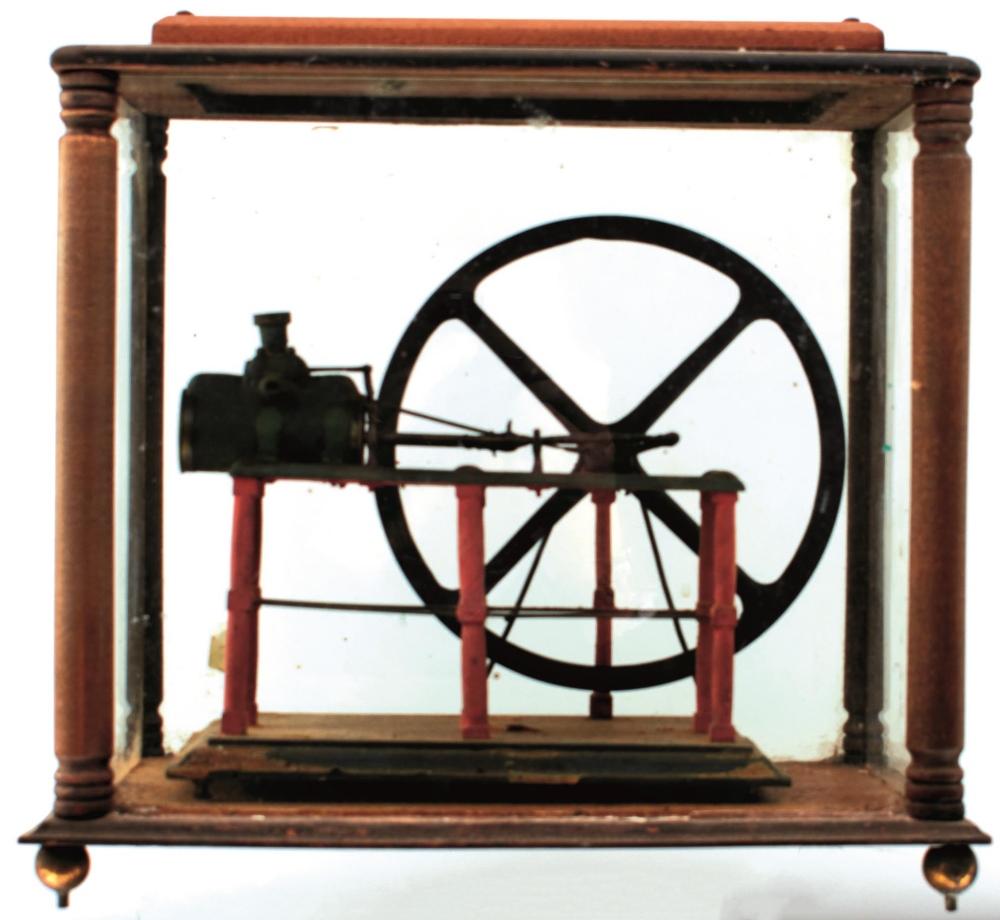 A PAINTED LIVE STEAM MODEL OF A HORIZONTAL MILL ENGINE, mounted on a wooden plinth and contained