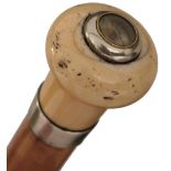 AN EARLY 20TH CENTURY GADGET WALKING CANE, the plain ivory pommel inset with a compass to the top,