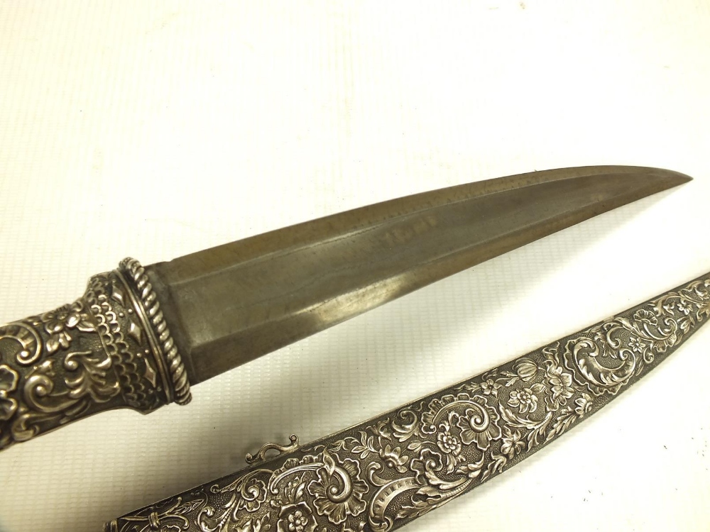 A FINE QUALITY 19TH CENTURY EUROPEAN MADE OTTOMAN JAMBIYA, 21cm damascus blade with broad shallow - Image 4 of 11