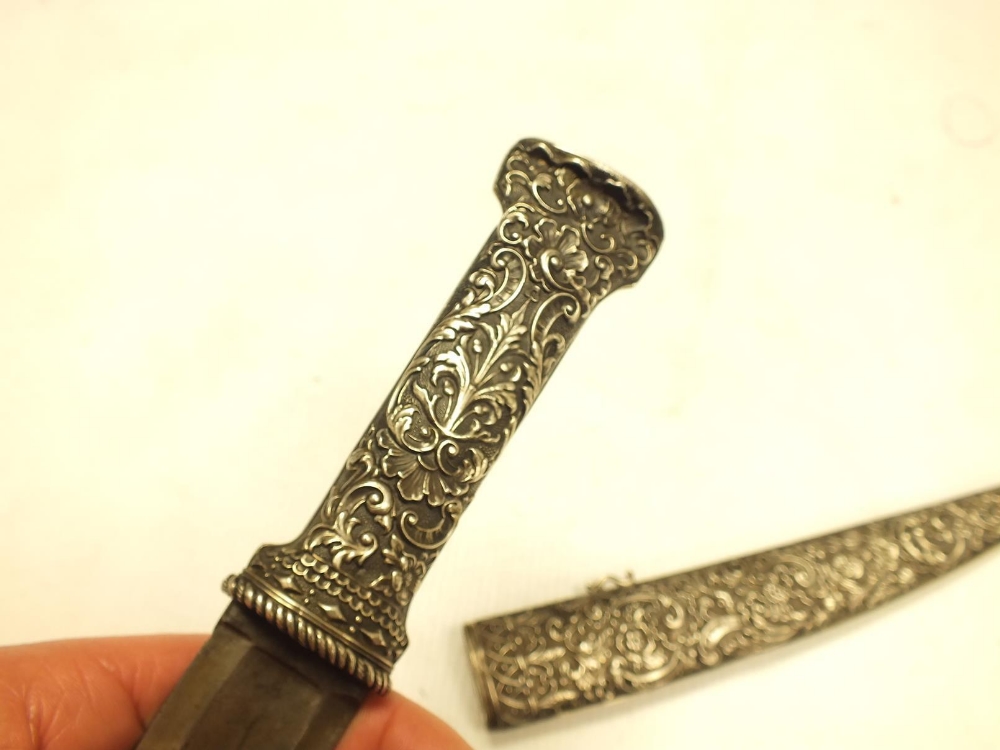 A FINE QUALITY 19TH CENTURY EUROPEAN MADE OTTOMAN JAMBIYA, 21cm damascus blade with broad shallow - Image 8 of 11