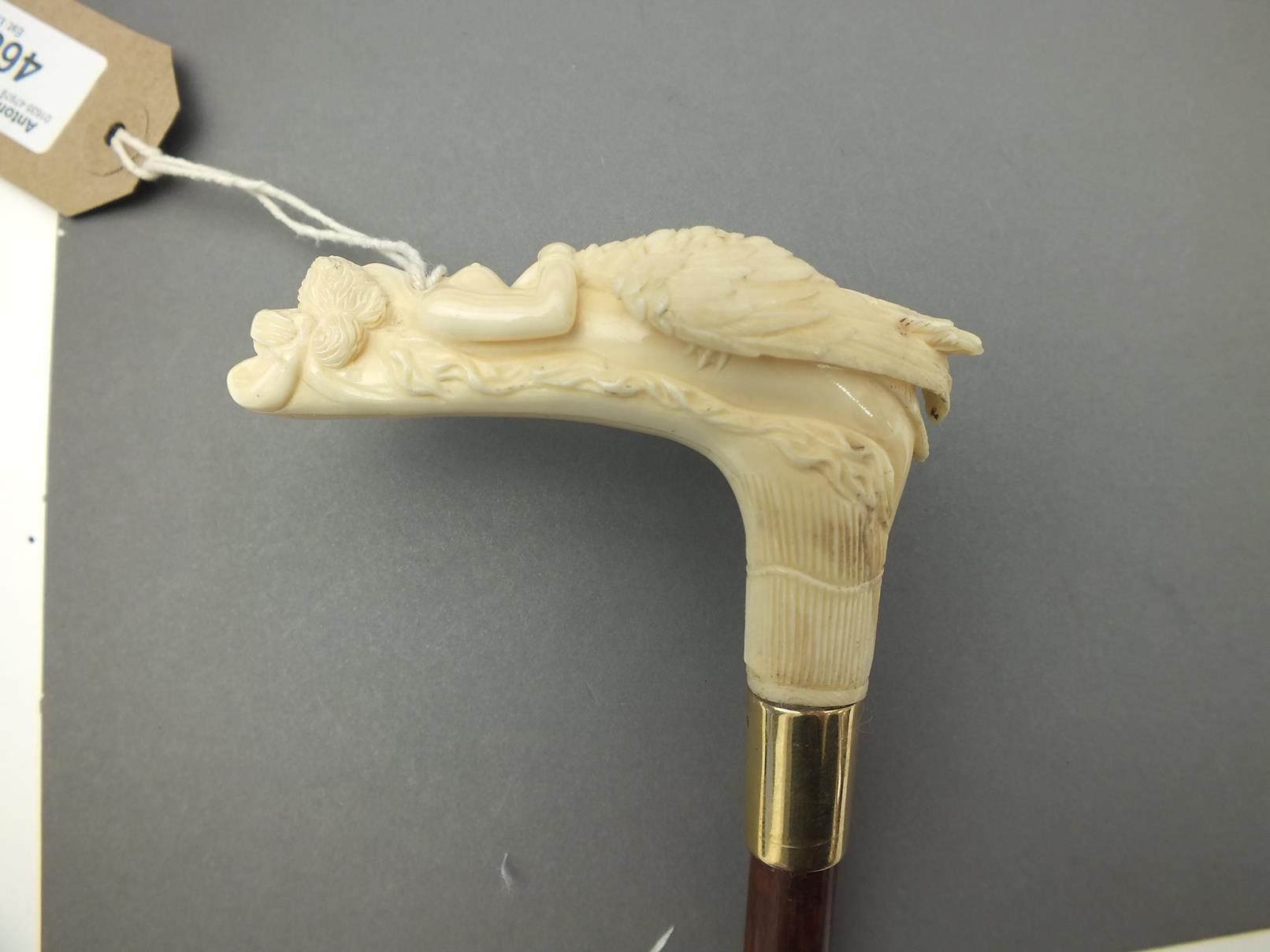 AN EARLY 20TH CENTURY WALKING CANE, the ivory candle carved as Leda and the Swan, above 18ct gold - Image 4 of 10