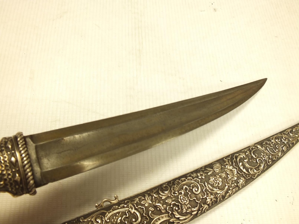 A FINE QUALITY 19TH CENTURY EUROPEAN MADE OTTOMAN JAMBIYA, 21cm damascus blade with broad shallow - Image 3 of 11