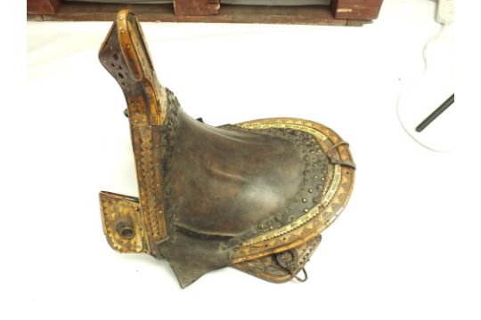 A VERY FINE LATE 16TH OR EARLY 17TH CENTURY GERMAN SADDLE, of characteristic wood and leather - Image 4 of 14