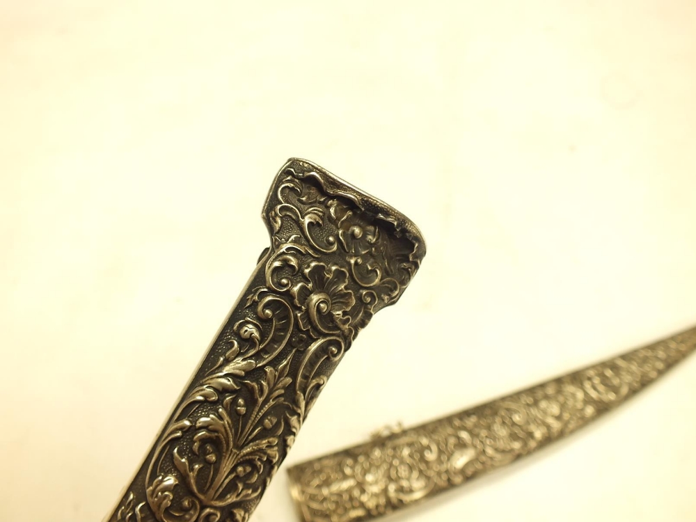 A FINE QUALITY 19TH CENTURY EUROPEAN MADE OTTOMAN JAMBIYA, 21cm damascus blade with broad shallow - Image 7 of 11