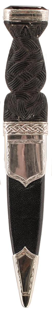 AN EARLY 20TH CENTURY SILVER MOUNTED SGIAN DUBH, 10cm fullered blade with faceted back edge,