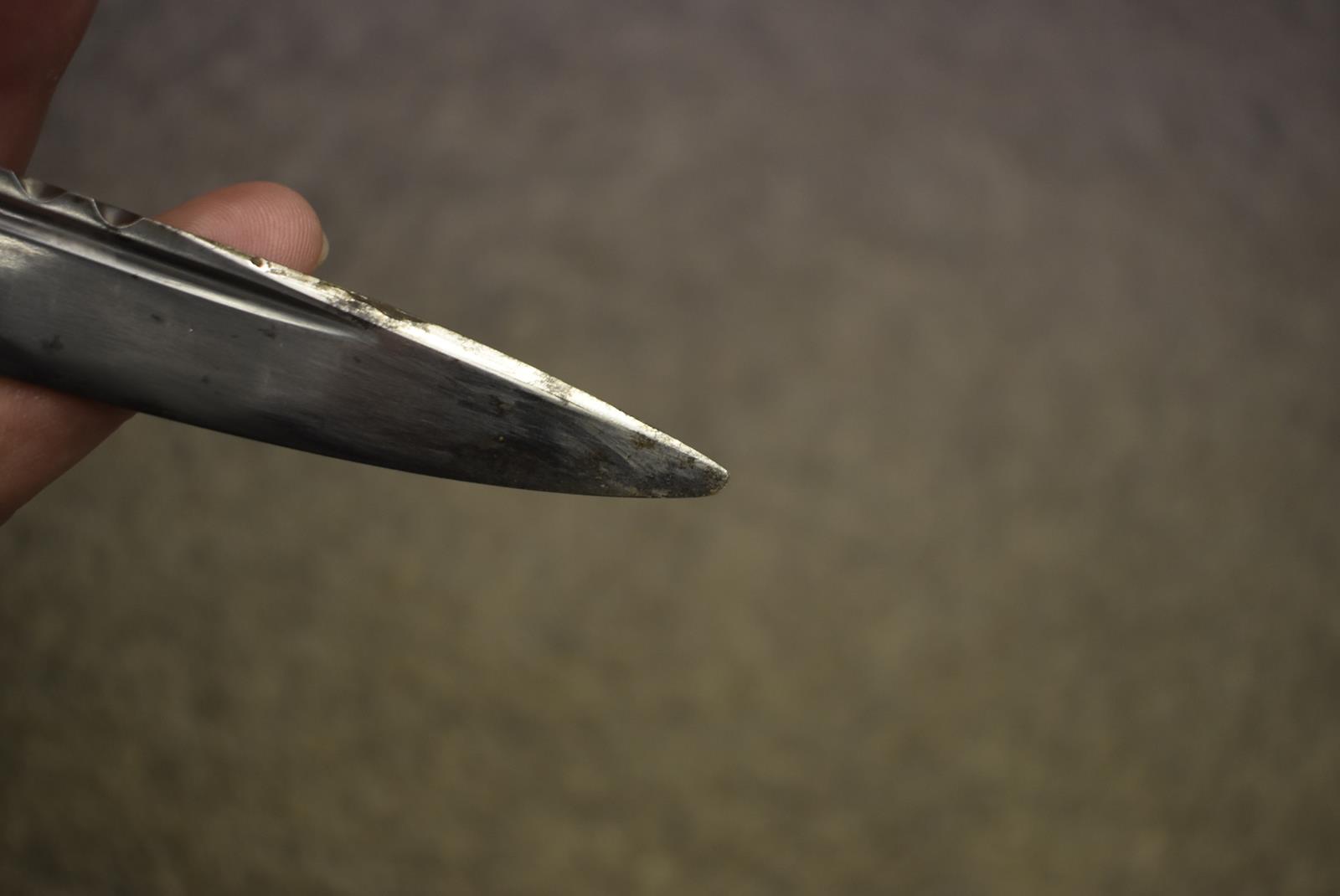 AN EARLY 20TH CENTURY SILVER MOUNTED SGIAN DUBH, 10cm fullered blade with faceted back edge, - Image 7 of 7