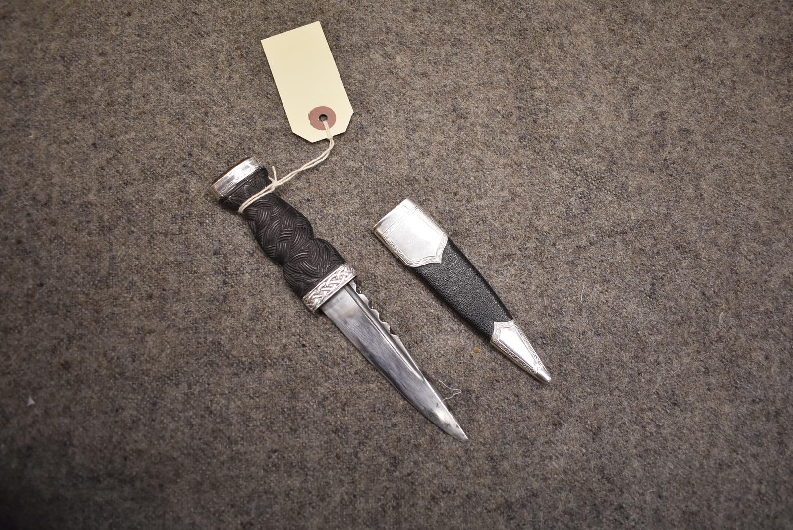 AN EARLY 20TH CENTURY SILVER MOUNTED SGIAN DUBH, 10cm fullered blade with faceted back edge, - Image 2 of 7