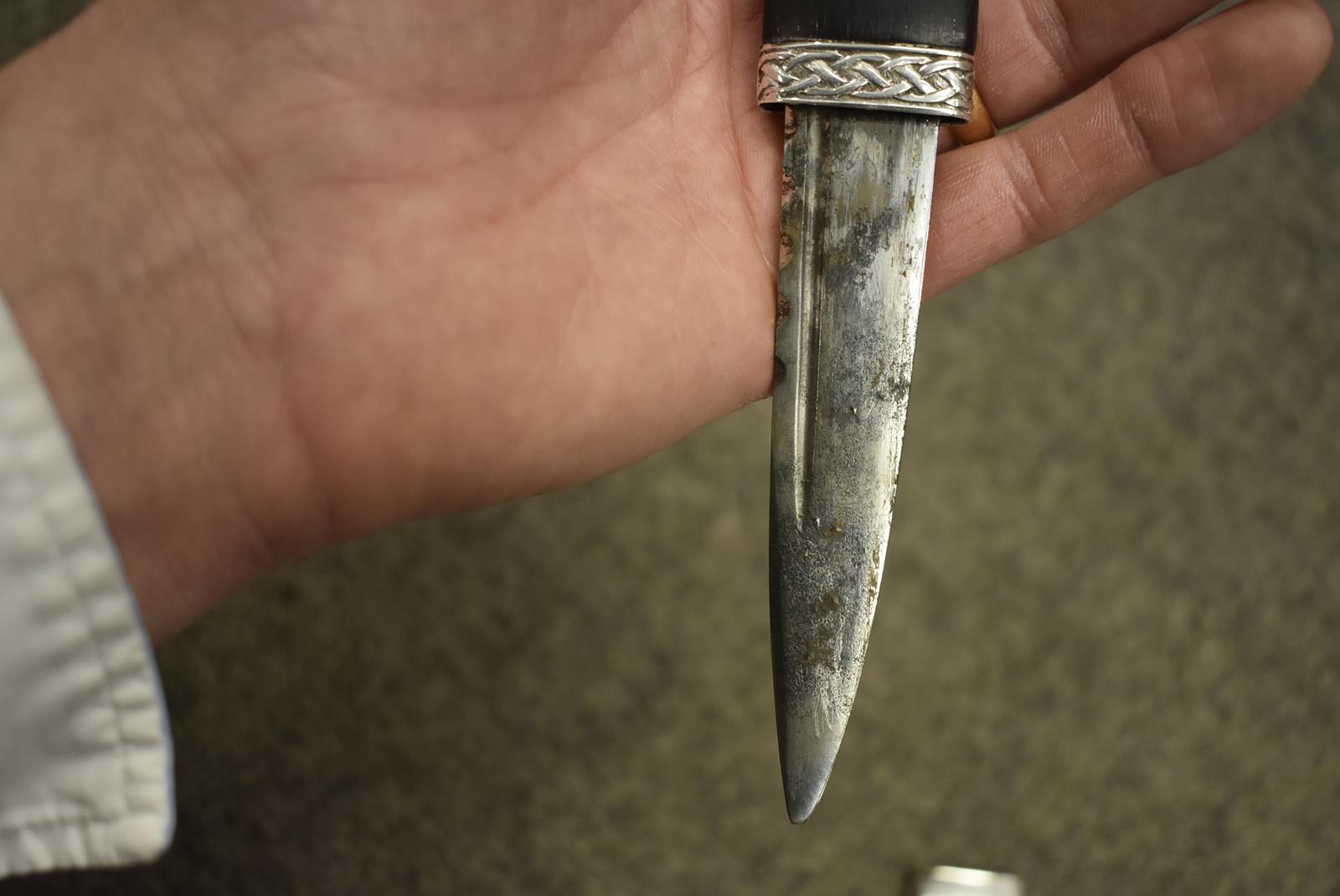 AN EARLY 20TH CENTURY SILVER MOUNTED SGIAN DUBH, 10cm fullered blade with faceted back edge, - Image 4 of 7