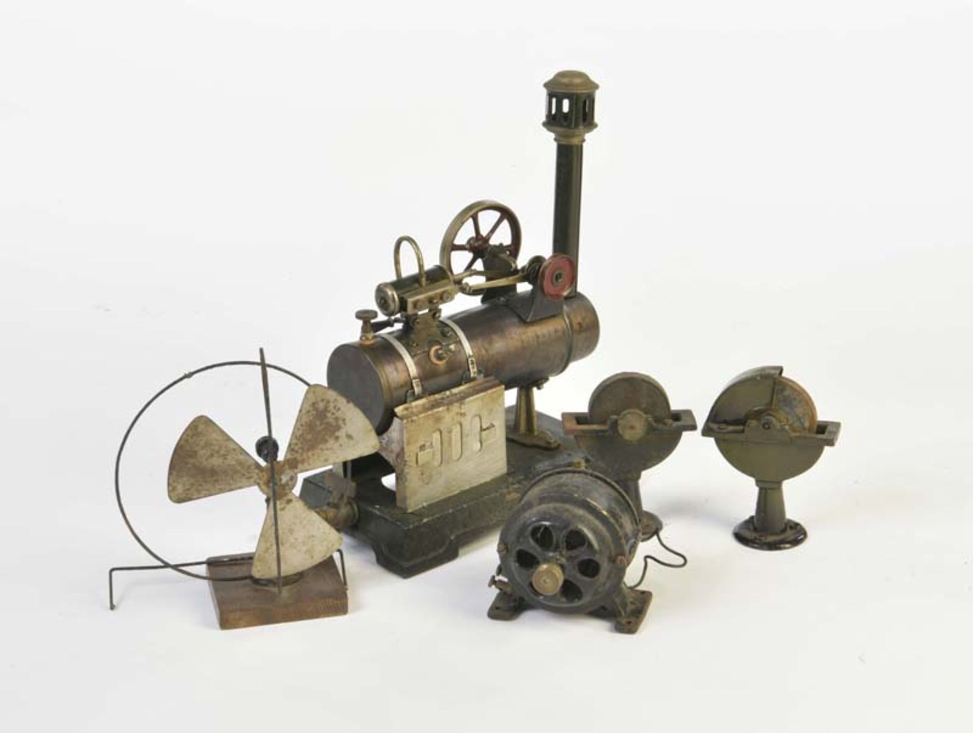 Märklin u.a., Kleine Dampfmaschine mit Dynamo + 3 Antriebsmodelle, teilw. defektMärklin a.o., Little